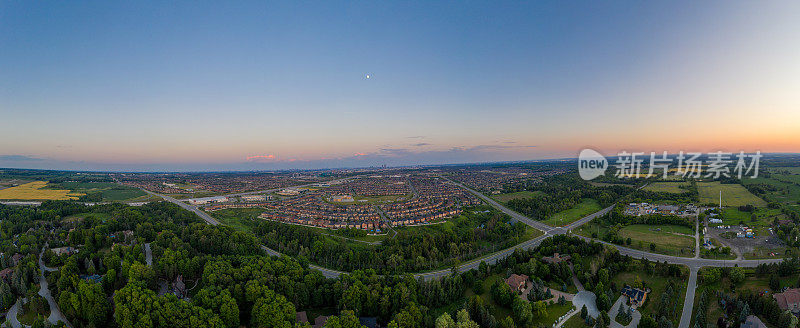 鸟瞰图Purpleville, Kleinburg在特斯顿路和400高速公路，独立和复式住宅在伍德布里奇沃恩，安大略省，加拿大